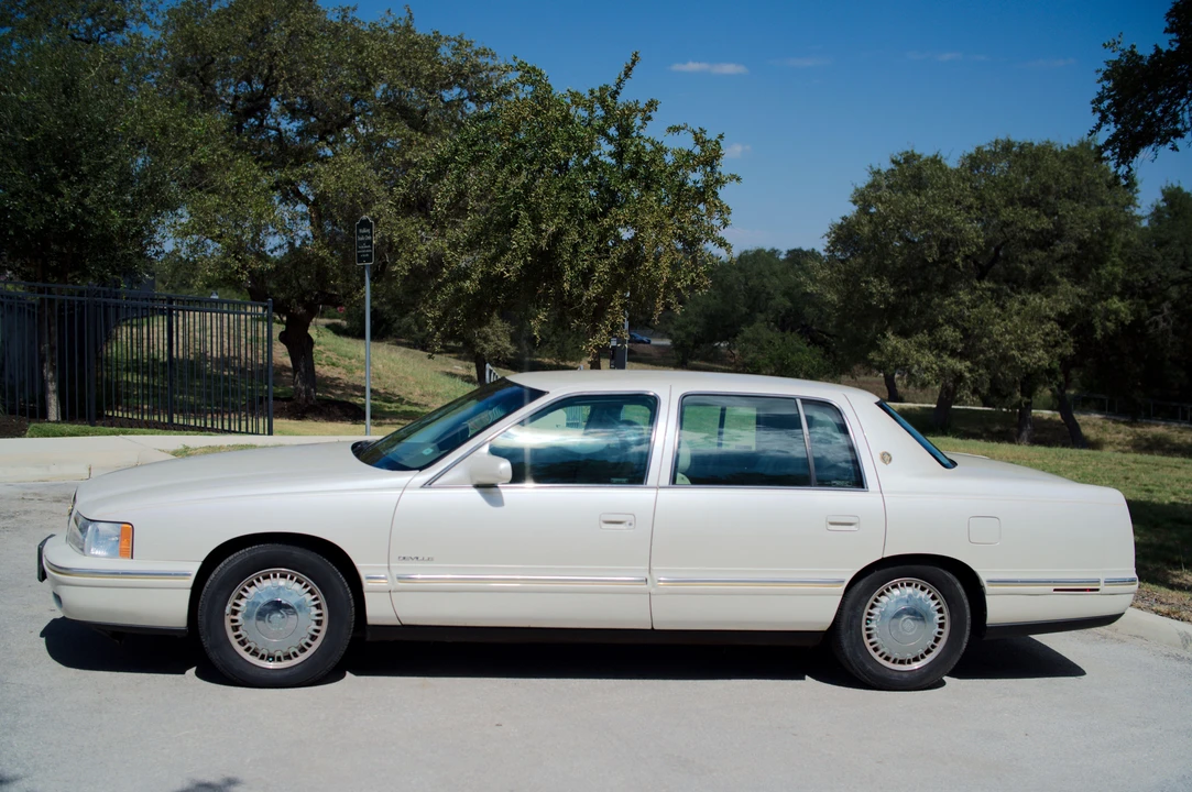 1999 Cadillac DeVille 7th Gen - Image 10 of 31