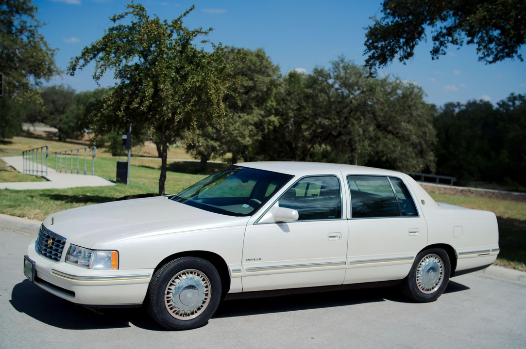 1999 Cadillac DeVille 7th Gen - Image 9 of 31