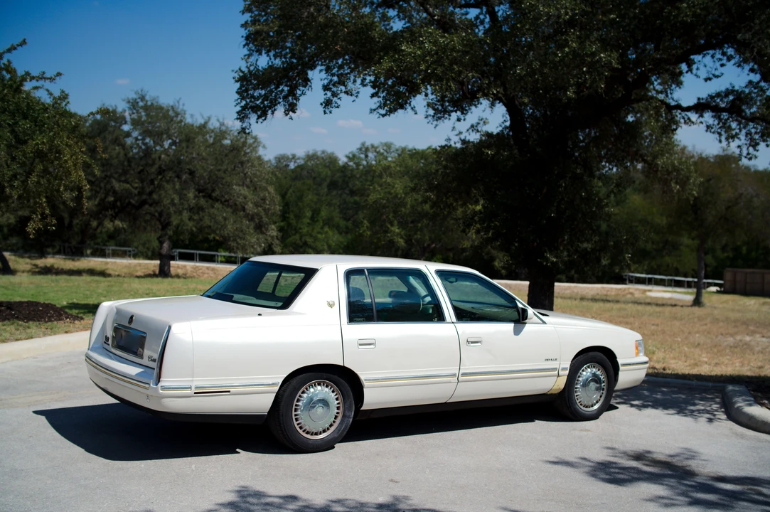 1999 Cadillac DeVille 7th Gen - Image 14 of 31