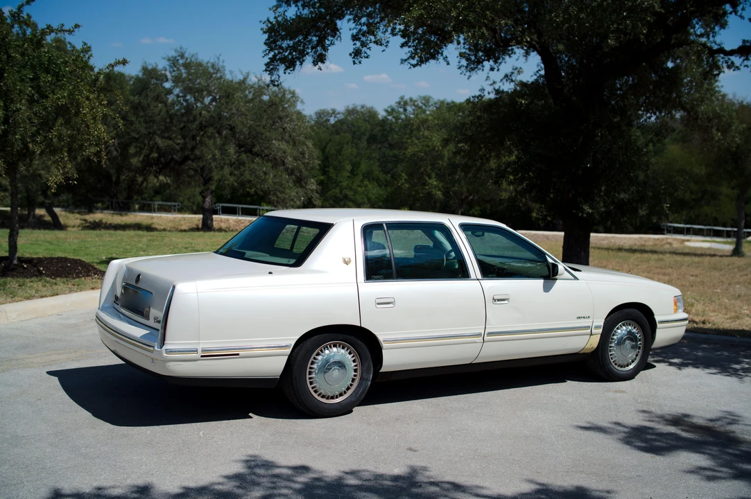 1999 Cadillac DeVille 7th Gen - Image 15 of 31