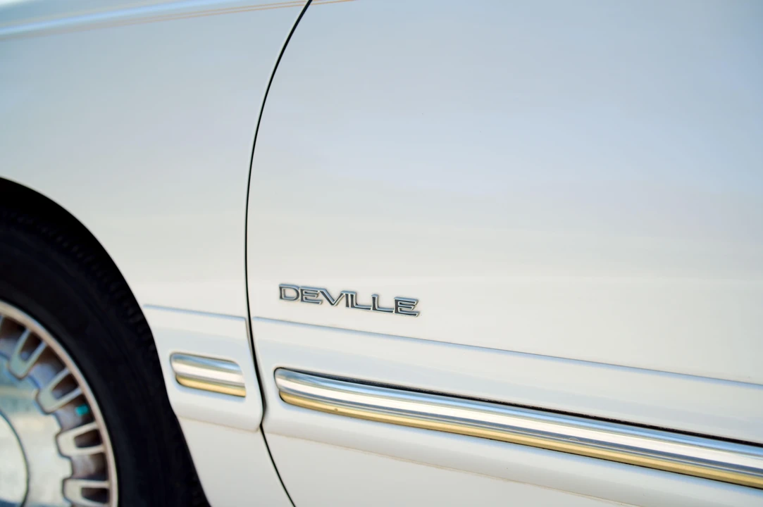1999 Cadillac DeVille 7th Gen - Image 25 of 31