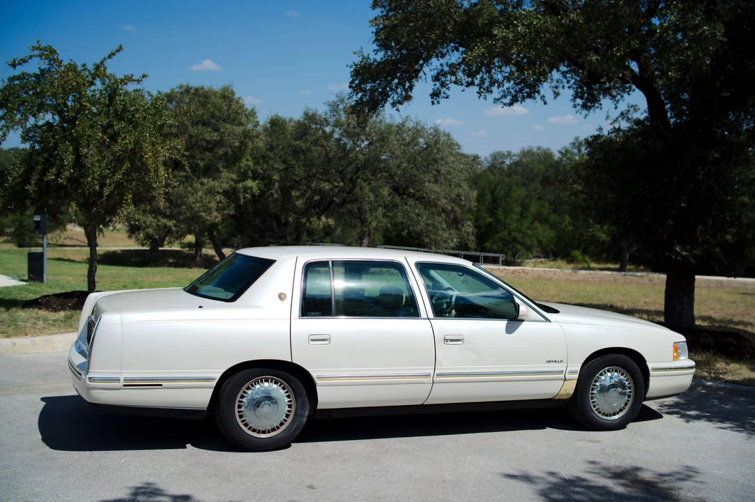 1999 Cadillac DeVille 7th Gen - Image 16 of 31