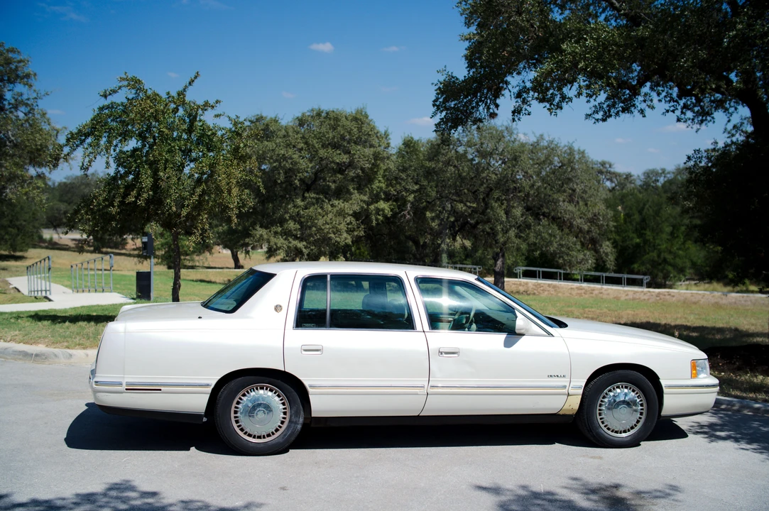 1999 Cadillac DeVille 7th Gen - Image 17 of 31