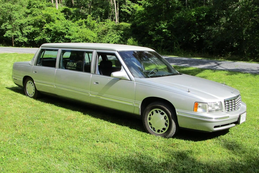 1999 Cadillac DeVille 7th Gen - Image 2 of 20