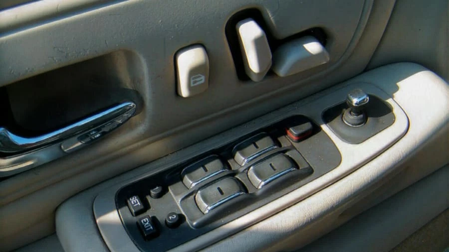 1999 Cadillac DeVille 7th Gen - Image 5 of 6