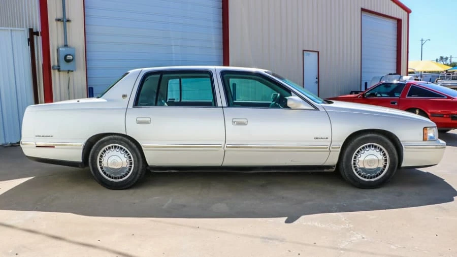 1999 Cadillac DeVille 7th Gen - Image 2 of 27