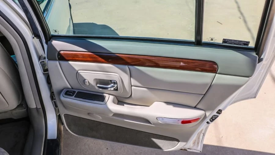 1999 Cadillac DeVille 7th Gen - Image 16 of 27