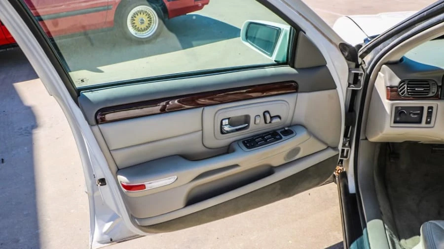1999 Cadillac DeVille 7th Gen - Image 24 of 27