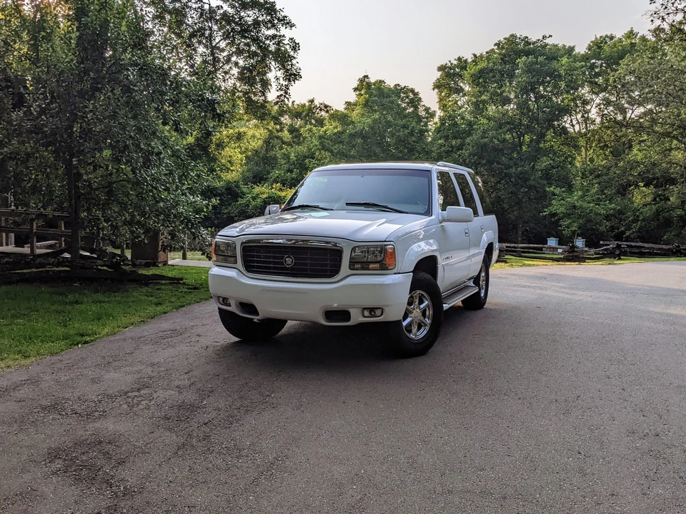 1999 Cadillac Escalade 1st Gen - Image 2 of 31