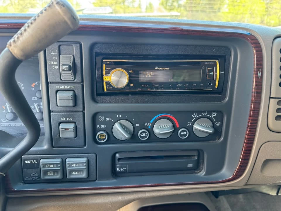 2000 Cadillac Escalade 1st Gen - Image 9 of 14