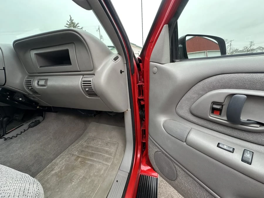 1999 Chevrolet Silverado - Image 27 of 31