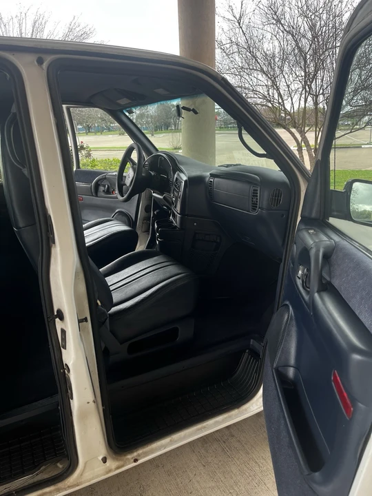 1999 Chevrolet Astro - Image 6 of 8