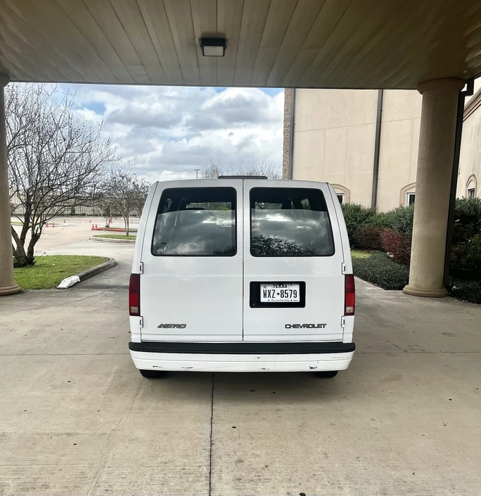 1999 Chevrolet Astro - Image 2 of 8
