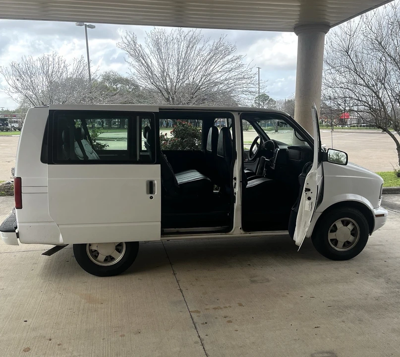 1999 Chevrolet Astro - Image 5 of 8