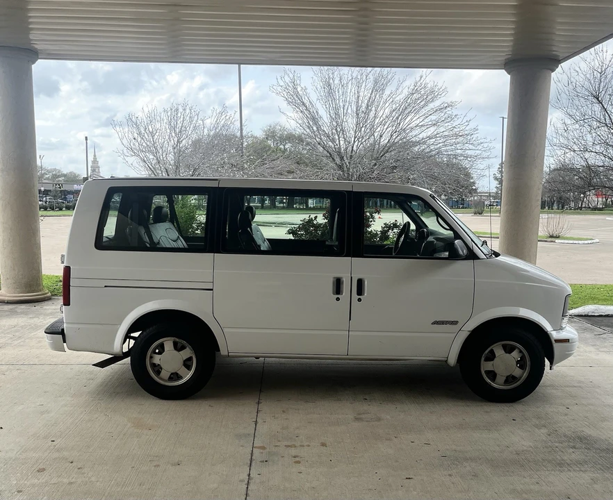 1999 Chevrolet Astro - Image 3 of 8