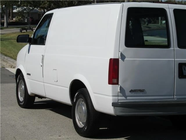 1999 Chevrolet Astro - Image 3 of 12