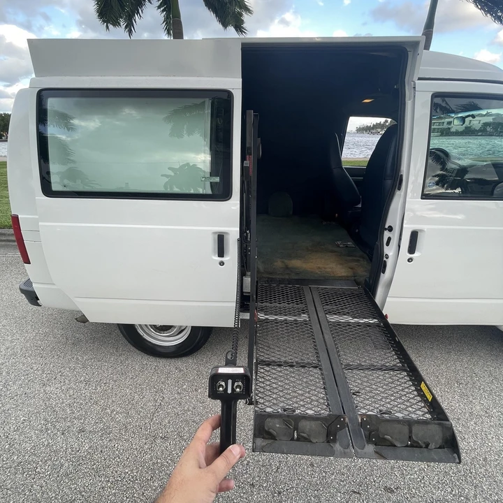 1999 Chevrolet Astro - Image 4 of 12