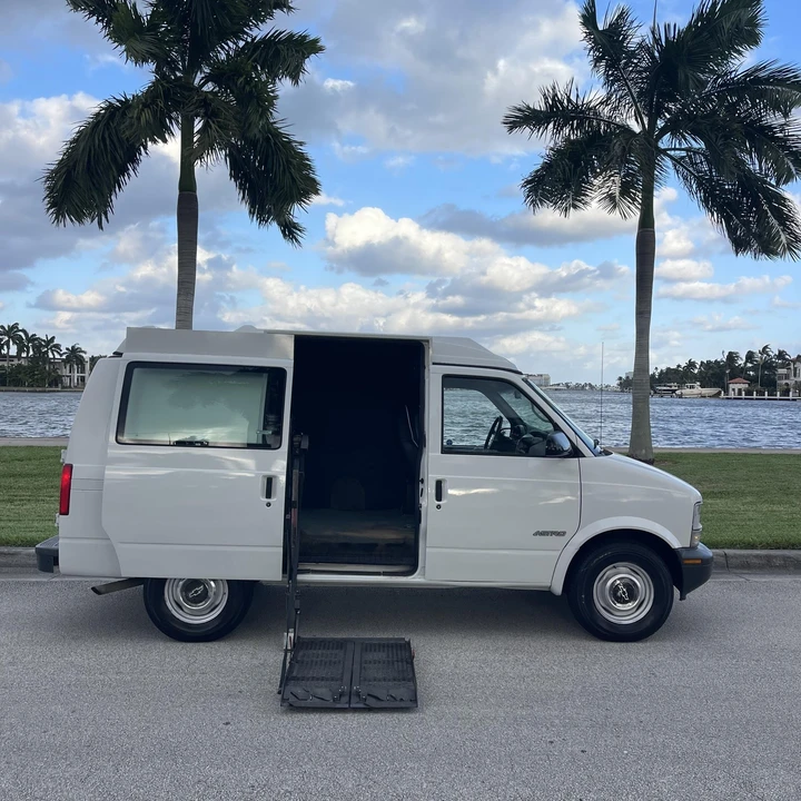 1999 Chevrolet Astro - Image 2 of 12