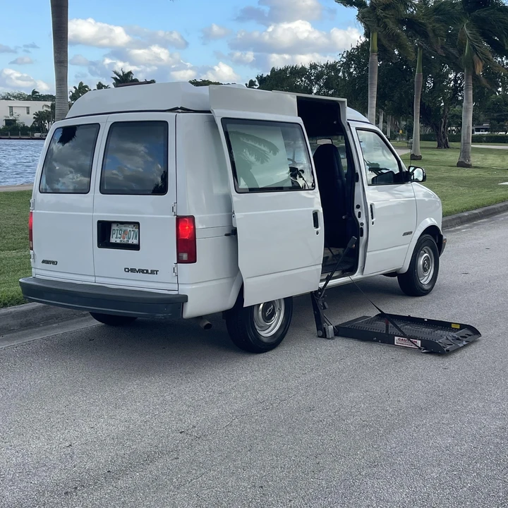 1999 Chevrolet Astro - Image 3 of 12
