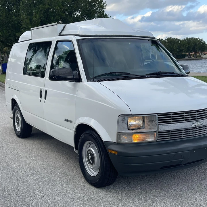 1999 Chevrolet Astro - Image 8 of 12