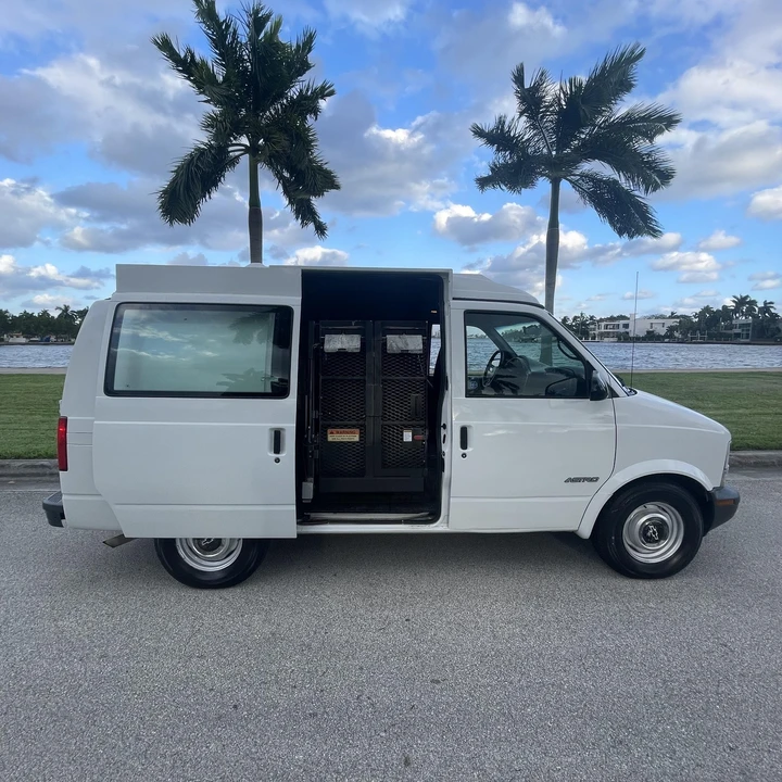 1999 Chevrolet Astro - Image 5 of 12
