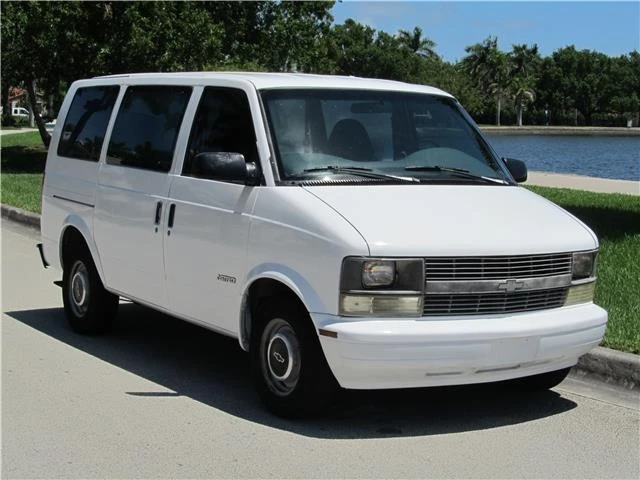 1999 Chevrolet Astro - Image 2 of 12