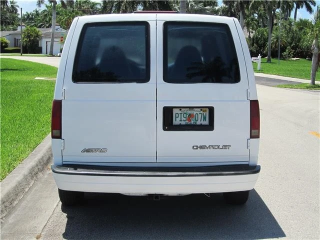 1999 Chevrolet Astro - Image 10 of 12