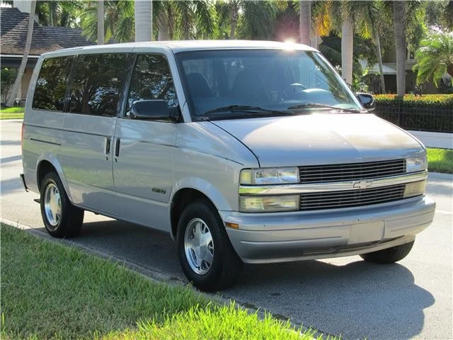 1999 Chevrolet Astro - Image 9 of 12