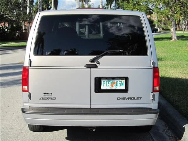 1999 Chevrolet Astro - Image 4 of 12