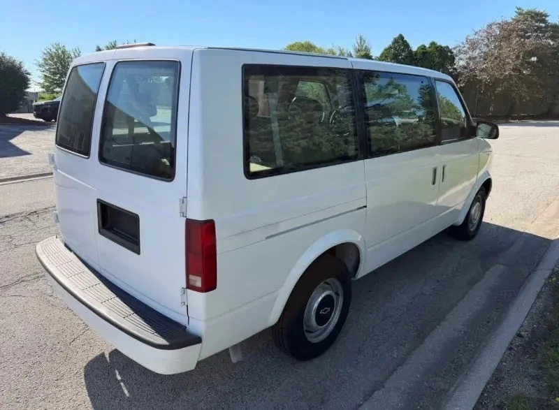 1999 Chevrolet Astro - Image 4 of 18