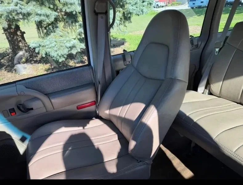 1999 Chevrolet Astro - Image 16 of 18