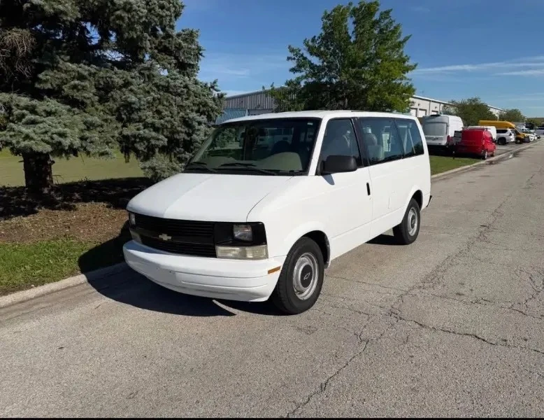 1999 Chevrolet Astro - Image 2 of 18
