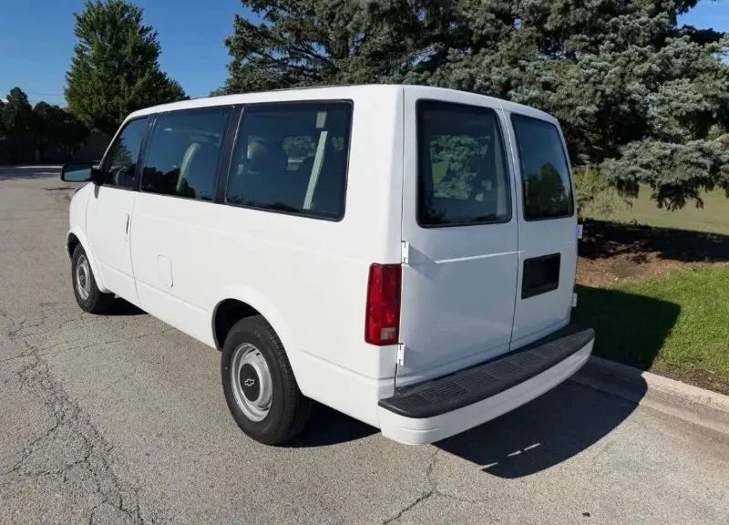 1999 Chevrolet Astro - Image 5 of 18