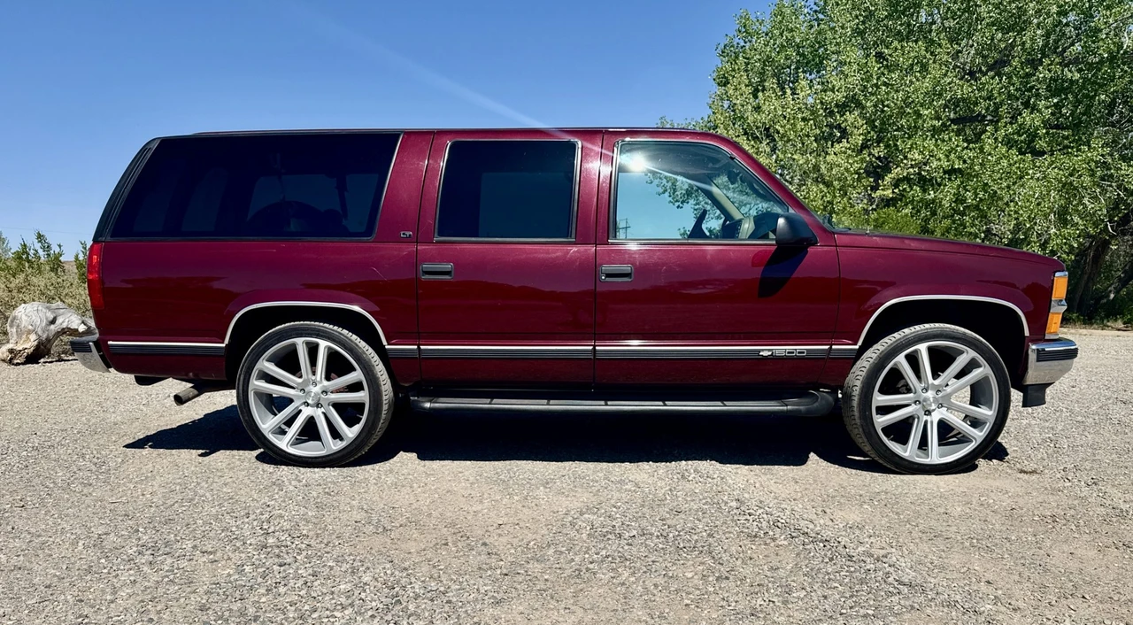 1999 Chevrolet Suburban - Image 14 of 31
