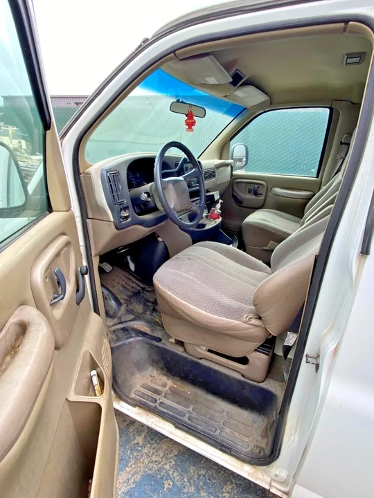 1999 Chevrolet Express - Image 5 of 19