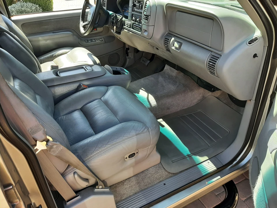 1999 Chevrolet Suburban 8th Gen - Image 9 of 17
