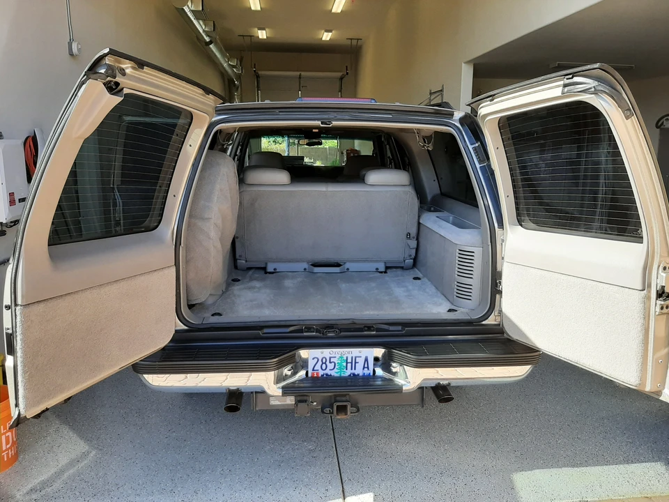1999 Chevrolet Suburban 8th Gen - Image 8 of 17