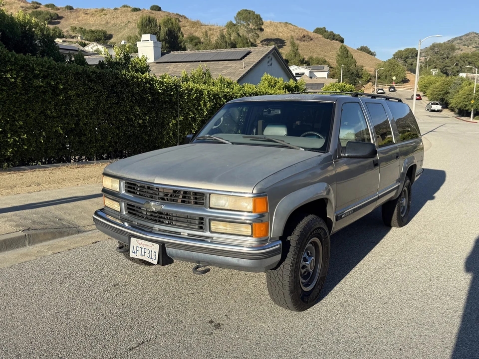 1999 Chevrolet Suburban 8th Gen - Image 2 of 31