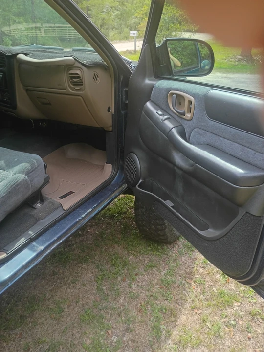 1999 Chevrolet S-10 - Image 4 of 12