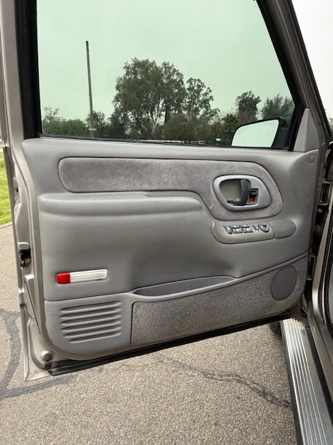 1999 Chevrolet Suburban 8th Gen - Image 16 of 21