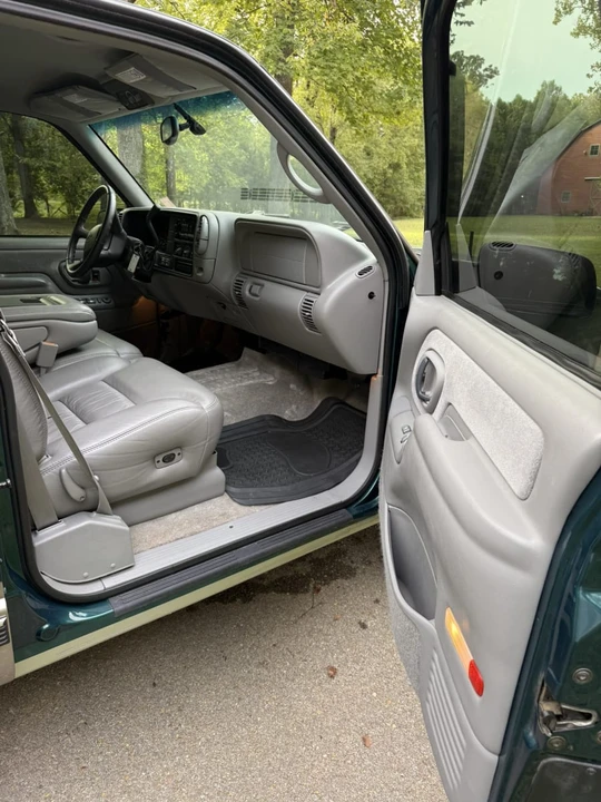 1999 Chevrolet Suburban 8th Gen - Image 23 of 29