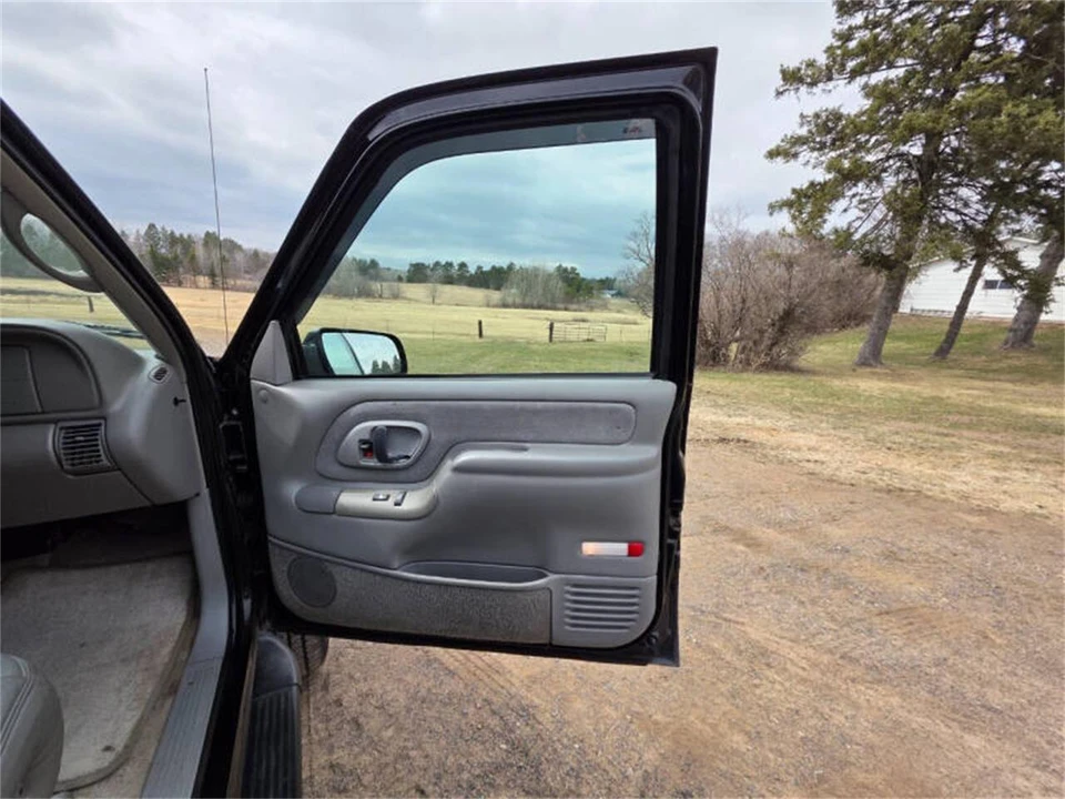 1999 Chevrolet Tahoe 1st Gen - Image 18 of 31