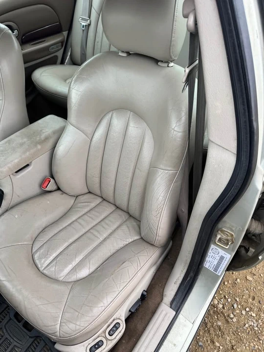 1999 Chrysler 300 - Image 9 of 12