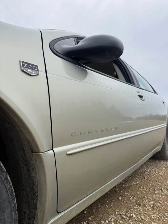 1999 Chrysler 300 - Image 7 of 12