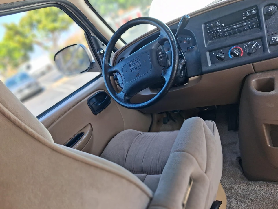 1999 Dodge Ram Van - Image 22 of 31