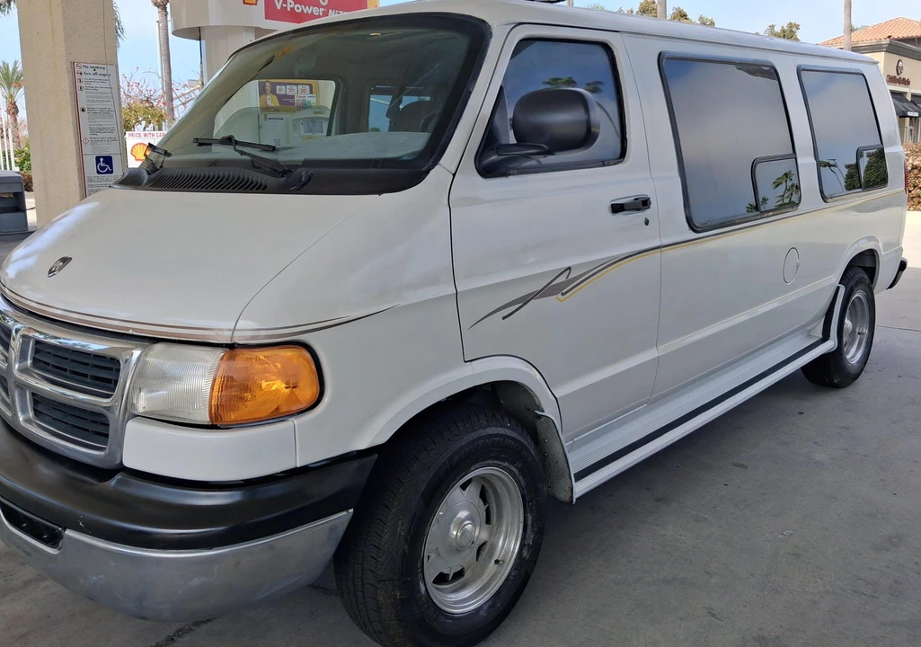 1999 Dodge Ram Van - Image 4 of 31
