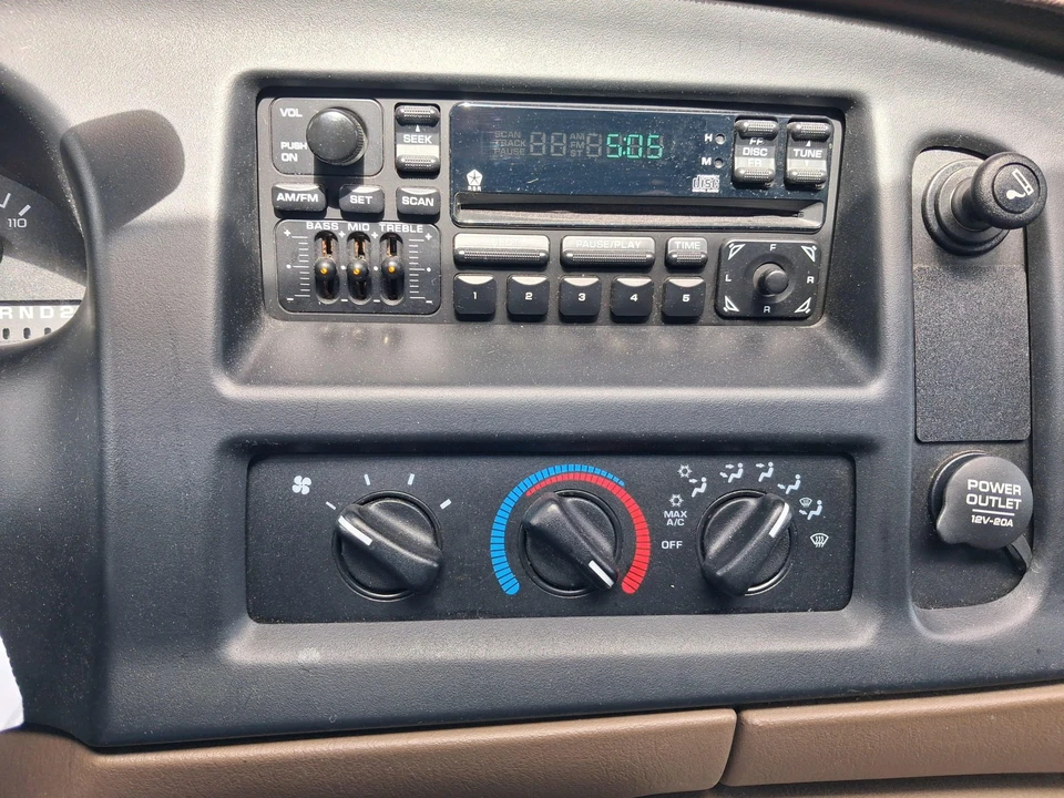 1999 Dodge Ram Van - Image 27 of 31
