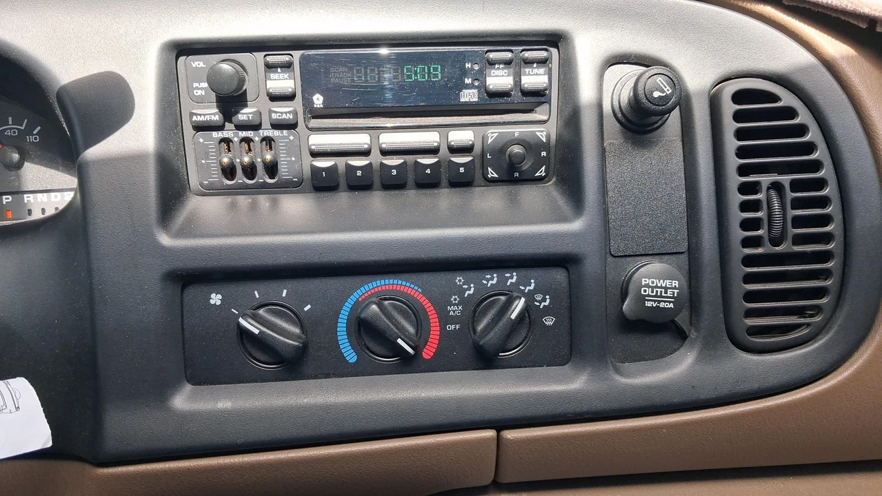 1999 Dodge Ram Van - Image 28 of 31