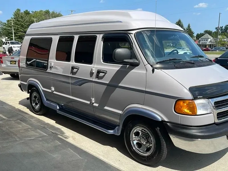 1999 Dodge Ram Van - Image 8 of 31