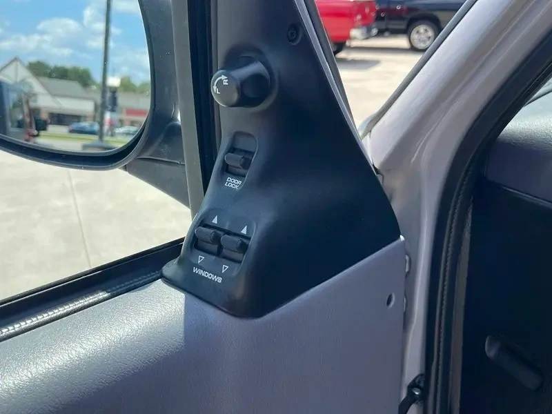 1999 Dodge Ram Van - Image 27 of 31